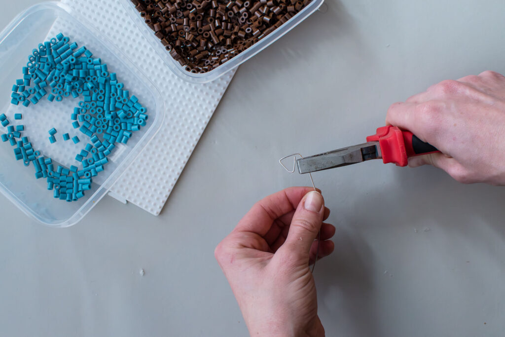 Draht biegen für den DIY Fotohalter zum Selbermachen
