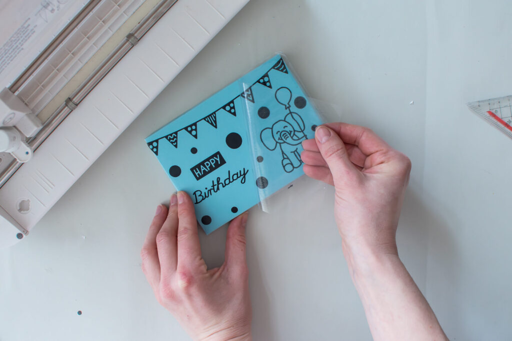 DIY Foto Geschenkbox selber machen Übertragungsfolie entfernen