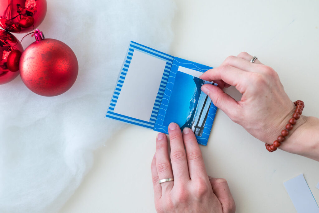 einkleben der Fotos in das selbstgebastelte Zine für Weihnachten