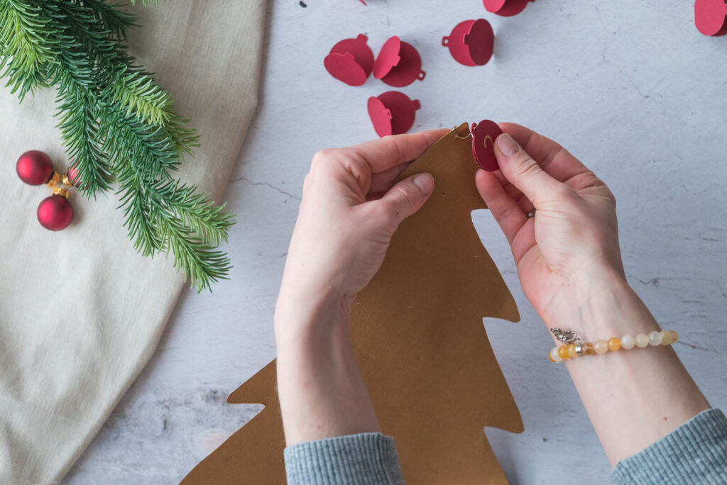 Schritt 13 Christbaumkugeln an den Foto Adventskalender hängen