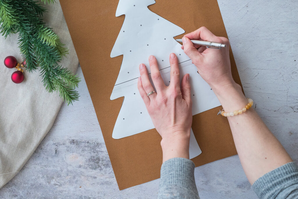 Schritt 3 Vorlage für DIY Foto Adventskalender auf Fotokarton übertragen