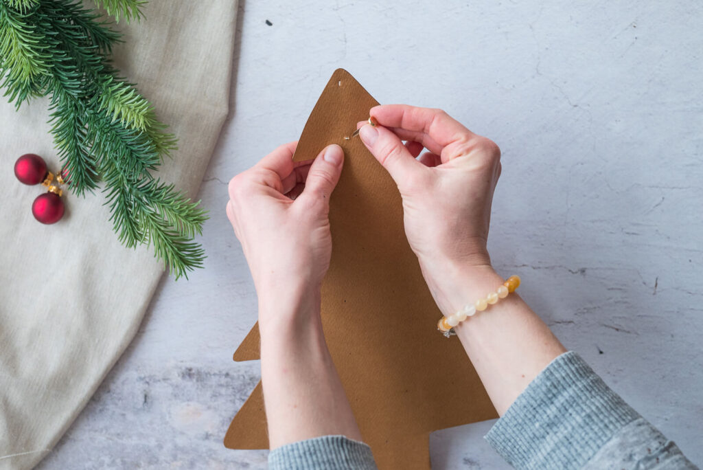 Schritt 5 Löcher in den Foto Adventskalender stechen