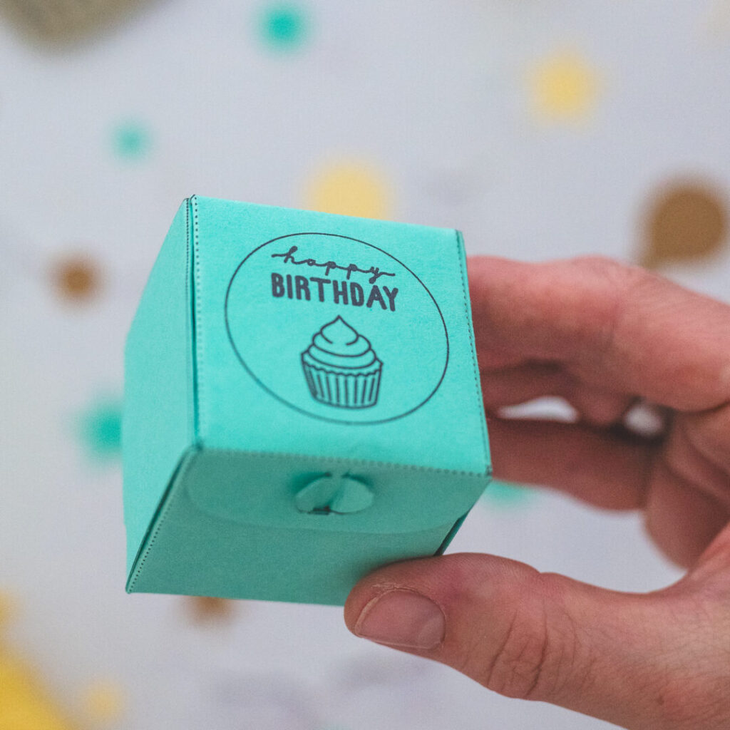 kleine Geschenkbox zum Geburtstag - perfekt für Pralinen oder Kleinigkeiten wie Schmuck und Pflegeprodukte