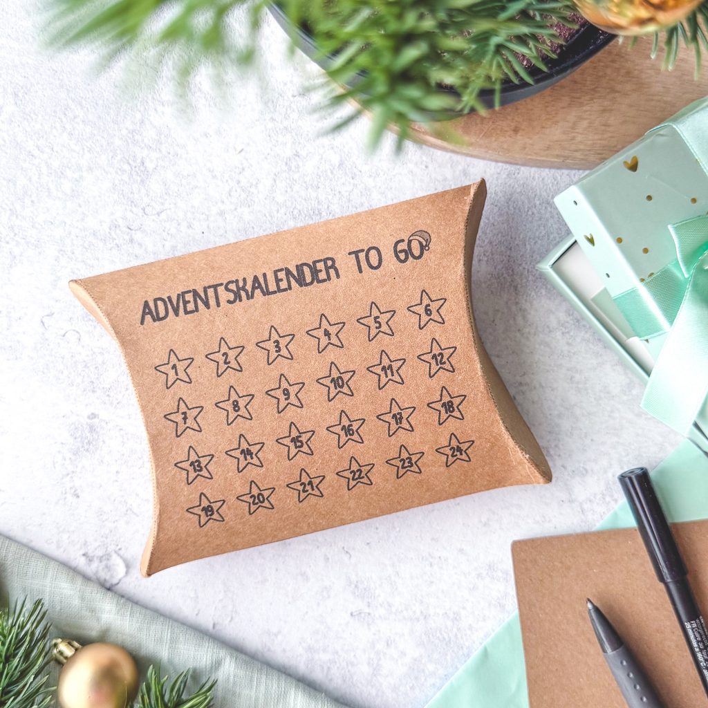 Kissenschachtel als kleiner Adventskalender to go - ideal für Liebesbotschaften oder Kleinigkeiten wie Süßigkeiten. Auf dem Adventskalender zum Ausdrucken sind 24 Sterne abgebildet mit den Zahlen 1-24. Jeden Tag kann eine Zahl bzw. ein Stern abgehakt werden.