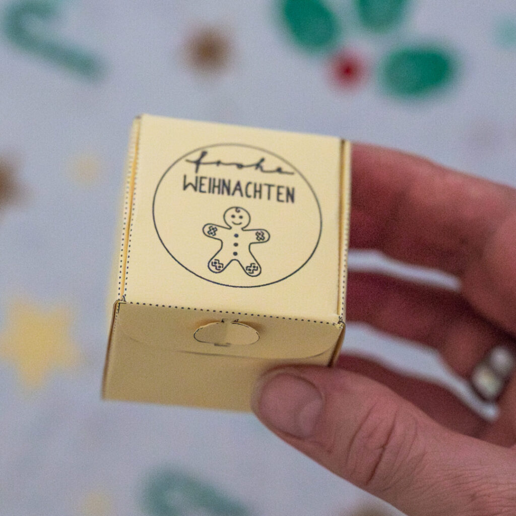 kleine Geschenkbox zu Weihnachten in Würfelform mit Lebkuchen Motiv