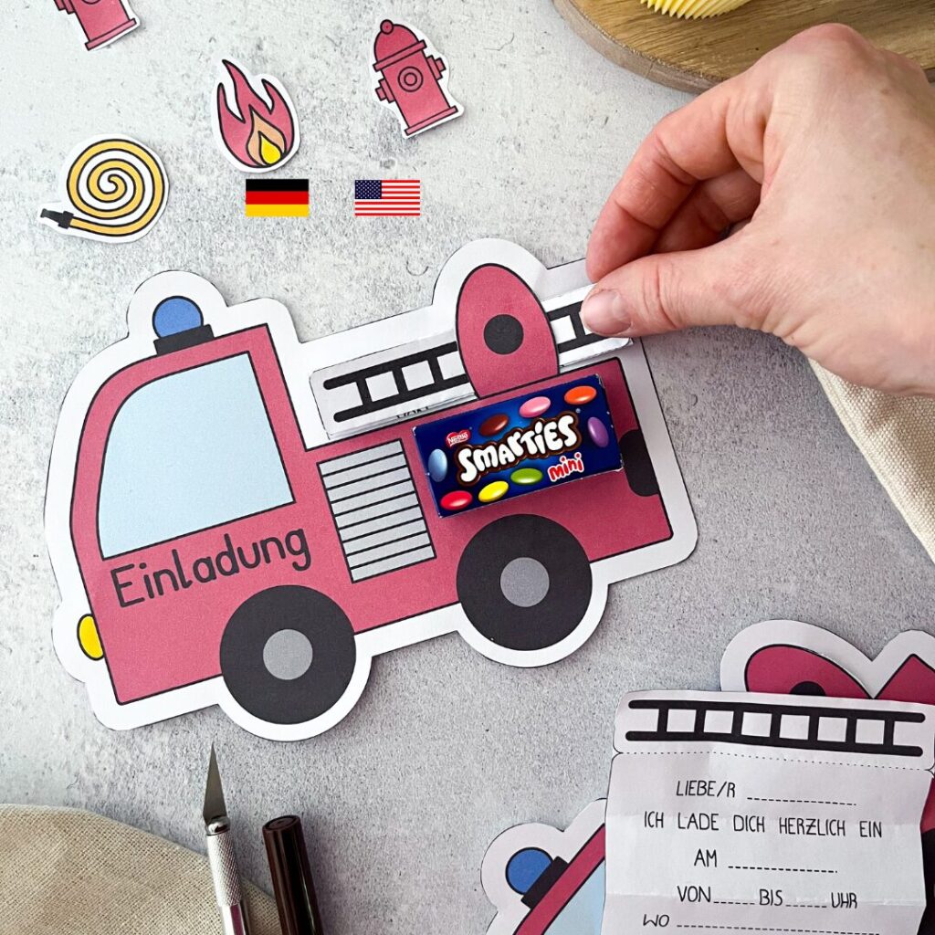 Druckvorlage für eine Feuerwehr Einladung zum Kindergeburtstag. Die Drehleiter lässt sich herausziehen und enthält den vorgefertigten Einladungstext.